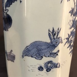 Een octagonale blauw-witte Delftse chinoiserie vaas met een olifant, laatste kwart 17e eeuw — foto 14