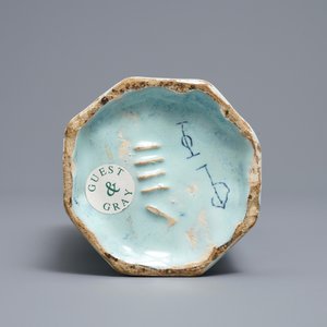 Een octagonale blauw-witte Delftse chinoiserie vaas met een olifant, laatste kwart 17e eeuw — foto 6