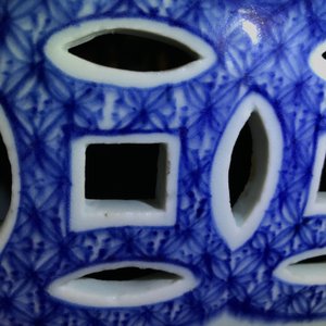 Een octagonale Chinese blauwwitte tuinzit met lotusslingers, Qianlong — foto 14