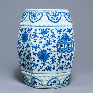 Een octagonale Chinese blauwwitte tuinzit met lotusslingers, Qianlong — foto 2