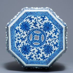 Een octagonale Chinese blauwwitte tuinzit met lotusslingers, Qianlong — foto 7
