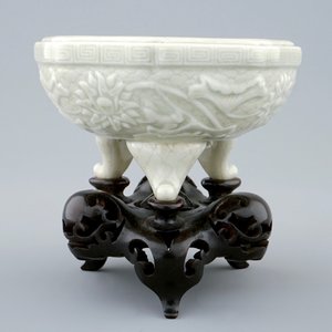 Een octagonale Chinese celadon wierookbrander op houten voet, Qianlong merk, 19e eeuw — foto 2