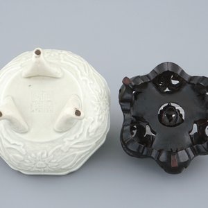 Een octagonale Chinese celadon wierookbrander op houten voet, Qianlong merk, 19e eeuw — foto 4