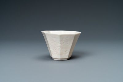 Een octagonale Chinese Dehua blanc de Chine kom met onderglazuur floraal decor, Kangxi