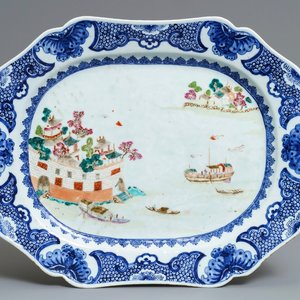 Een octagonale Chinese famille rose 'Fort Folly’ schotel, Qianlong — foto 1