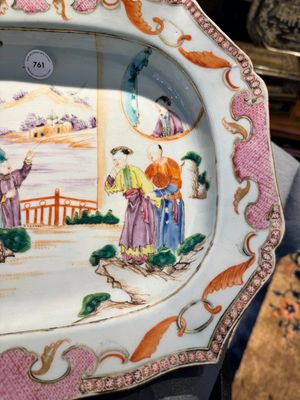Een octagonale Chinese famille rose schotel met mandarijns decor, Qianlong — foto 3