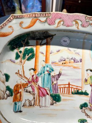 Een octagonale Chinese famille rose schotel met mandarijns decor, Qianlong — foto 4