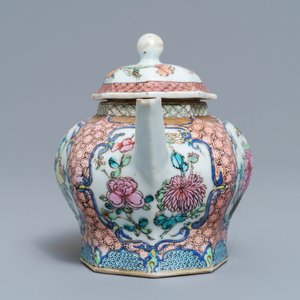 Een octagonale Chinese famille rose theepot met deksel, Yongzheng — foto 3