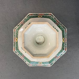 Een octagonale Chinese famille verte tazza, Kangxi — foto 16