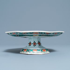 Een octagonale Chinese famille verte tazza, Kangxi — foto 2