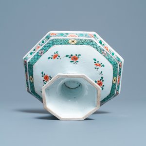 Een octagonale Chinese famille verte tazza, Kangxi — foto 7