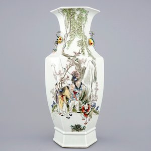 Een octagonale Chinese vaas met qianjiang cai decor, 19/20e eeuw — foto 1