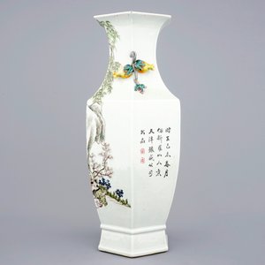 Een octagonale Chinese vaas met qianjiang cai decor, 19/20e eeuw — foto 2