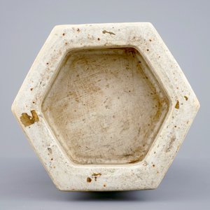 Een octagonale Chinese vaas met qianjiang cai decor, 19/20e eeuw — foto 6