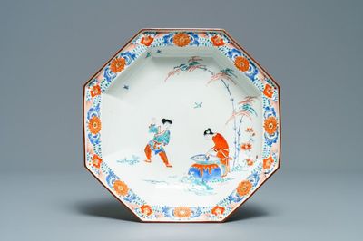 Een octagonale Japanse Kakiemon schotel met 'Shiba Onko' decor, Edo