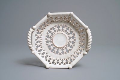 Een octagonale opengewerkte wit Delftse mand, Nederland of Frankfurt, 17e eeuw
