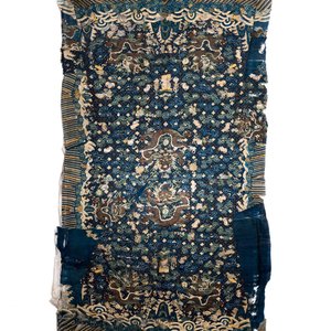 Een ongesneden Chinese zijden jas met vijfklauwige draken en een blauwe fondkleur, 19e eeuw — foto 1