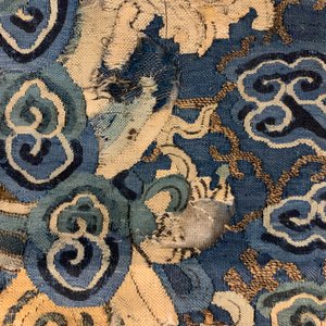 Een ongesneden Chinese zijden jas met vijfklauwige draken en een blauwe fondkleur, 19e eeuw — foto 12