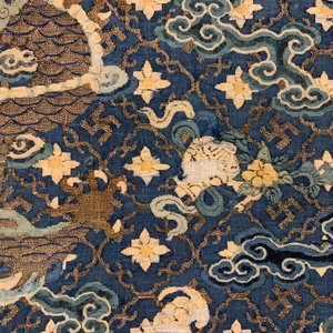 Een ongesneden Chinese zijden jas met vijfklauwige draken en een blauwe fondkleur, 19e eeuw — foto 7