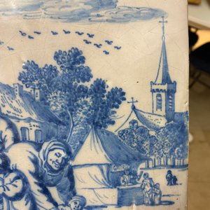 Een ongewone blauw-witte Delftse plaquette met een dorpsscène, 2e helft 17e eeuw — foto 4