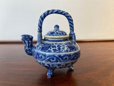 Een ongewone Chinese blauw-witte theepot met deksel, Xuande merk, wellicht Qing — foto 1