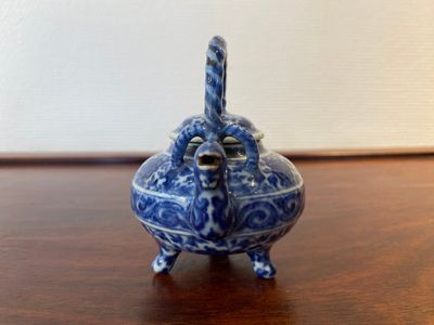 Een ongewone Chinese blauw-witte theepot met deksel, Xuande merk, wellicht Qing — foto 2