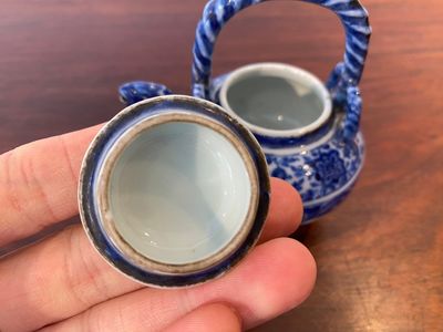 Een ongewone Chinese blauw-witte theepot met deksel, Xuande merk, wellicht Qing — foto 6