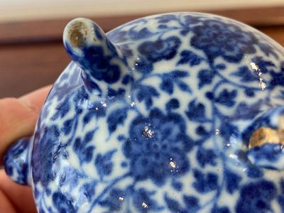 Een ongewone Chinese blauw-witte theepot met deksel, Xuande merk, wellicht Qing — foto 9