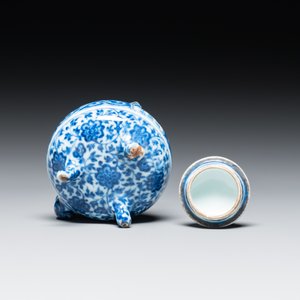 Een ongewone Chinese blauw-witte theepot met deksel, Xuande merk, wellicht Qing — foto 7