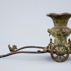 Een ongewone Chinese bronzen vaas op een basis met wielen en opspanning, late Ming to Qing Dynastie — foto 2