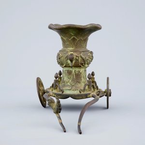 Een ongewone Chinese bronzen vaas op een basis met wielen en opspanning, late Ming to Qing Dynastie — foto 3