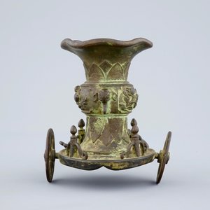 Een ongewone Chinese bronzen vaas op een basis met wielen en opspanning, late Ming to Qing Dynastie — foto 5