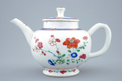 Een ongewone Chinese famille rose theepot met deksel, Yongzheng, 1723-1735