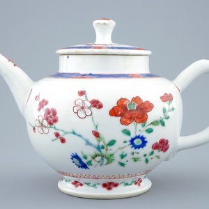 Een ongewone Chinese famille rose theepot met deksel, Yongzheng, 1723-1735 — foto 1