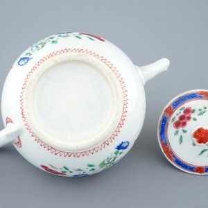 Een ongewone Chinese famille rose theepot met deksel, Yongzheng, 1723-1735 — foto 3