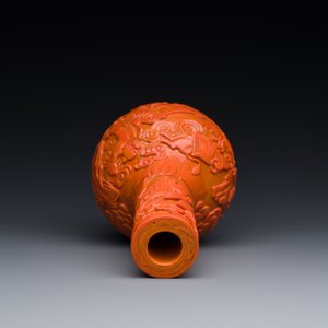 Een ongewone Chinese flesvormige vaas in rood Peking glas, Daoguang merk en wellicht periode — foto 6
