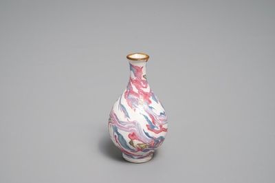 Een ongewone Chinese miniatuur faux-marbre vaas, 18e eeuw