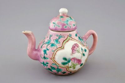 Een ongewone Chinese miniatuur theepot met roze fondkleur, 19e eeuw