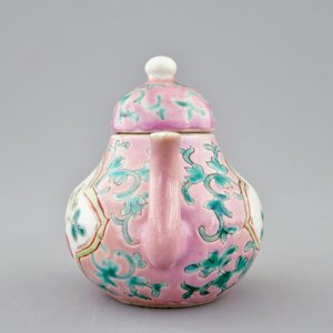 Een ongewone Chinese miniatuur theepot met roze fondkleur, 19e eeuw — foto 3