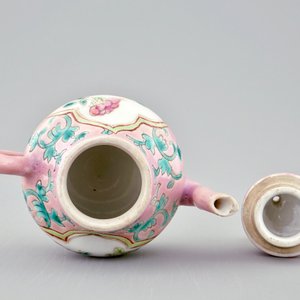 Een ongewone Chinese miniatuur theepot met roze fondkleur, 19e eeuw — foto 6