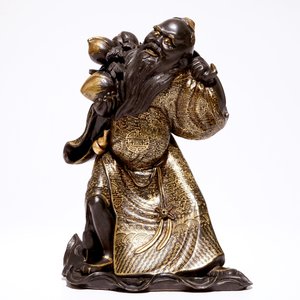 Een ongewone Chinese zwart-geglazuurde en met goud beschilderde figuur van Shou Lao, 19/20e eeuw — foto 2