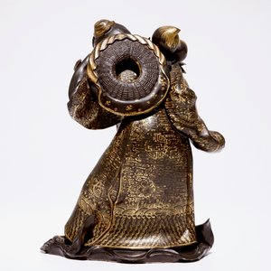 Een ongewone Chinese zwart-geglazuurde en met goud beschilderde figuur van Shou Lao, 19/20e eeuw — foto 4