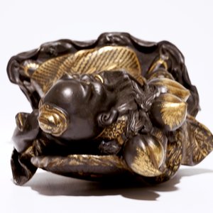 Een ongewone Chinese zwart-geglazuurde en met goud beschilderde figuur van Shou Lao, 19/20e eeuw — foto 6