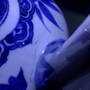 Een ongewone Japanse blauwwitte kan met vogels en bloesems, Arita, Edo, 17e eeuw — foto 14