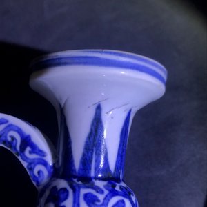 Een ongewone Japanse blauwwitte kan met vogels en bloesems, Arita, Edo, 17e eeuw — foto 15