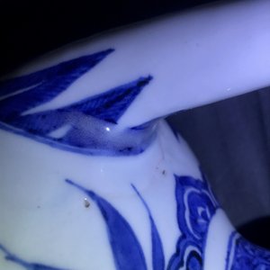 Een ongewone Japanse blauwwitte kan met vogels en bloesems, Arita, Edo, 17e eeuw — foto 20