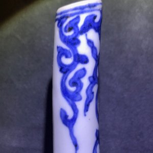 Een ongewone Japanse blauwwitte kan met vogels en bloesems, Arita, Edo, 17e eeuw — foto 10