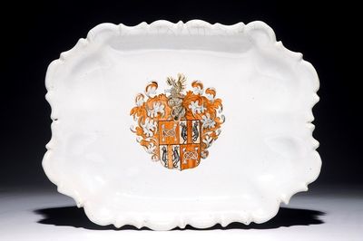 Een ongewone schotel met wapenschild "de Mathelin", Brussel of Noord-Frankrijk, 18/19e eeuw