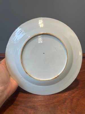 Een ongewoon in Nederland overgedecoreerd Chinees grisaille bord, Qianlong — foto 5