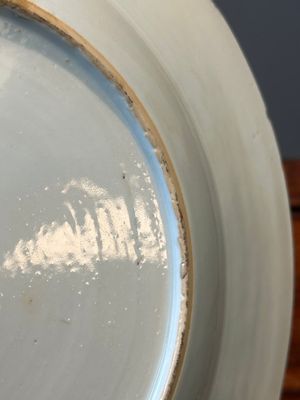 Een ongewoon in Nederland overgedecoreerd Chinees grisaille bord, Qianlong — foto 10